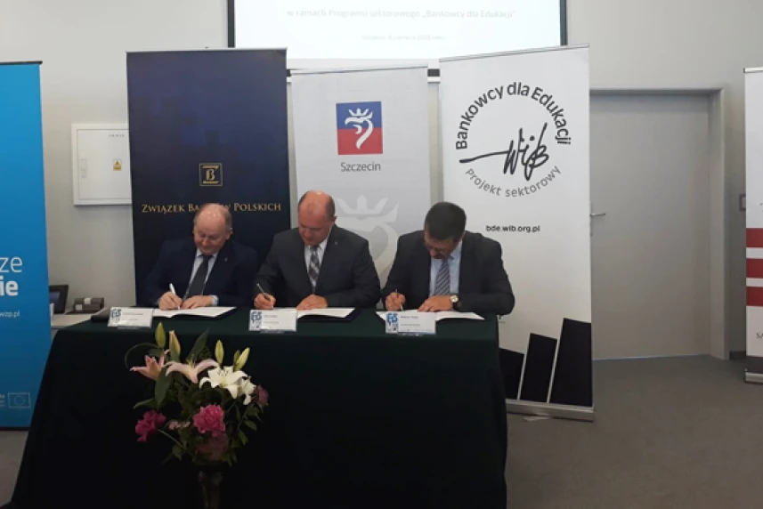 Fot. Związek Banków Polskich (https://zbp.pl/wydarzenia/archiwum/wydarzenia/2018/czerwiec/zbp-i-bankowcy-dla-edukacji-na-xiv-forum-samorzadowym-w-szczecinie)