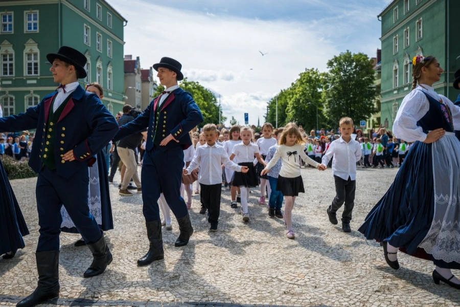 Pożegnanie przedszkola w rytmie poloneza Pożegnanie przedszkola w rytmie poloneza