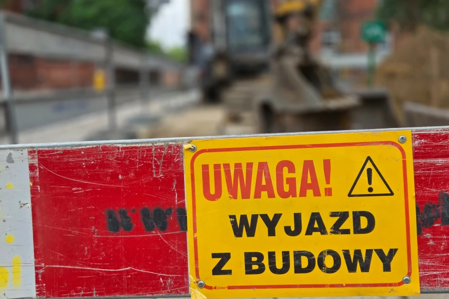 Znak ostrzegawczy Uwaga! Wyjazd z budowy Znak ostrzegawczy Uwaga! Wyjazd z budowy