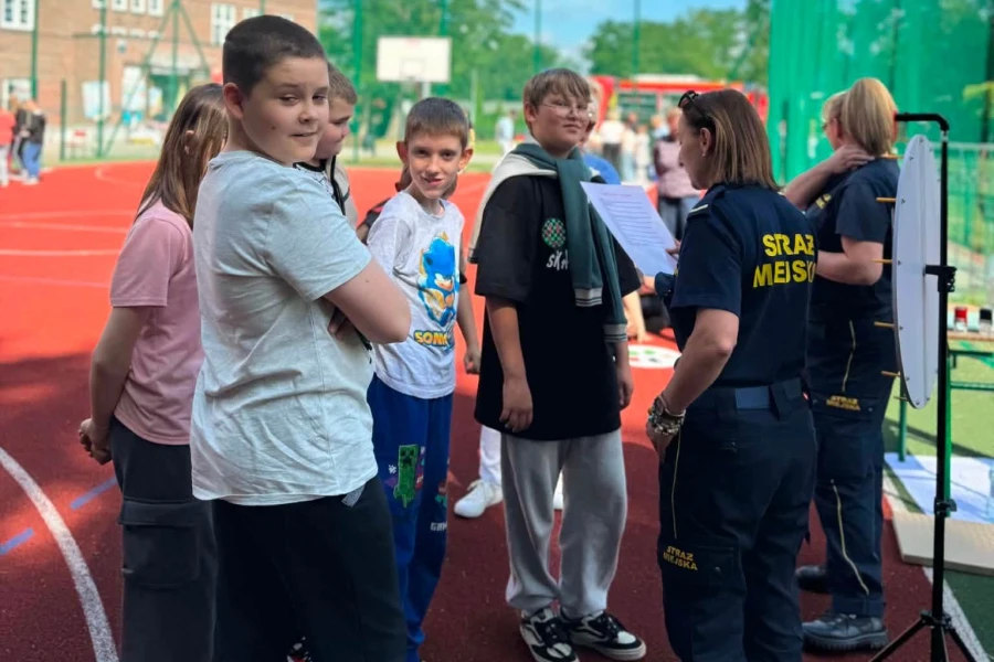 Przed wakacjami strażniczki miejskie przeprowadzają rozmowy z dziećmi na temat bezpieczeństwa. Przed wakacjami strażniczki miejskie przeprowadzają rozmowy z dziećmi na temat bezpieczeństwa.
