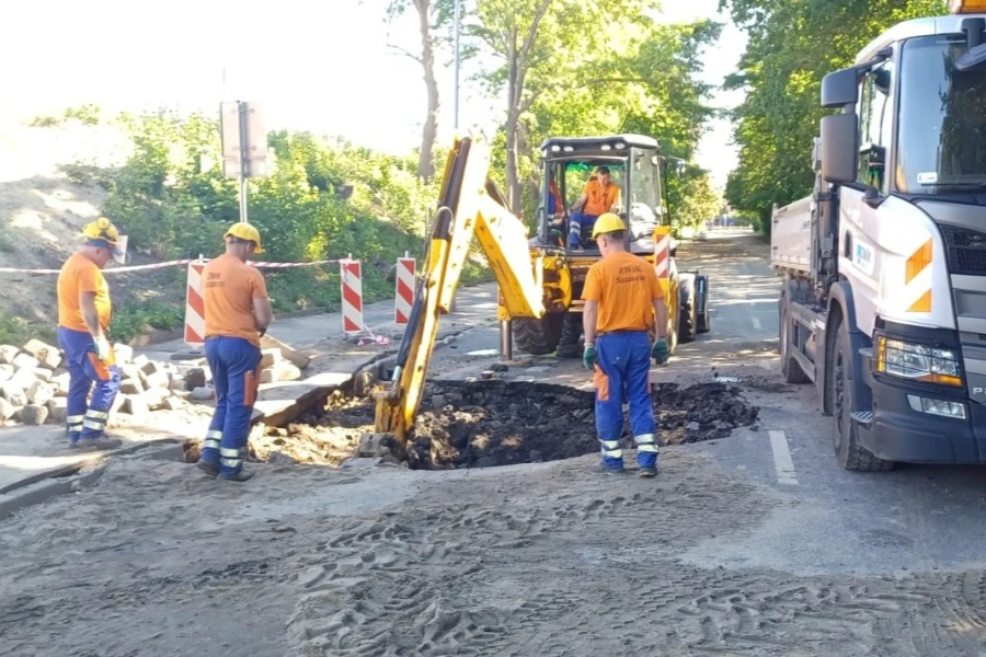 Pracownicy ZWiK w czasie usuwania awarii. Pracownicy ZWiK w czasie usuwania awarii.