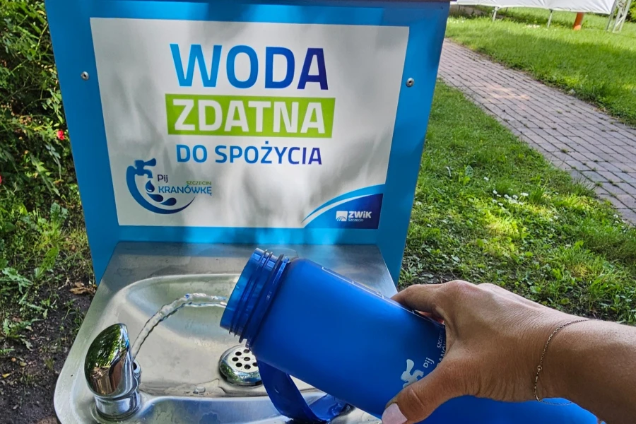 Upały w Szczecinie. Dodatkowe słupki zraszające i miejskie poidełka już działają Upały w Szczecinie. Dodatkowe słupki zraszające i miejskie poidełka już działają