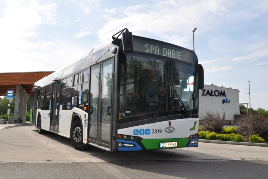 Autobus komunikacji miejskiej.