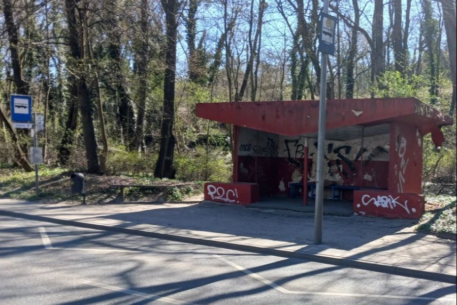Czerwona wiata przystankowa na ul. Batalionów Chłopskich w Szczecinie.