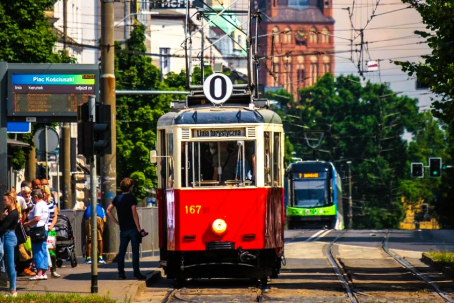 Czerwony tramwaj turystycznej linii 0