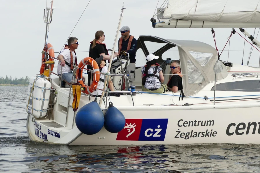 Jacht z grupą dorosłych żeglarzy