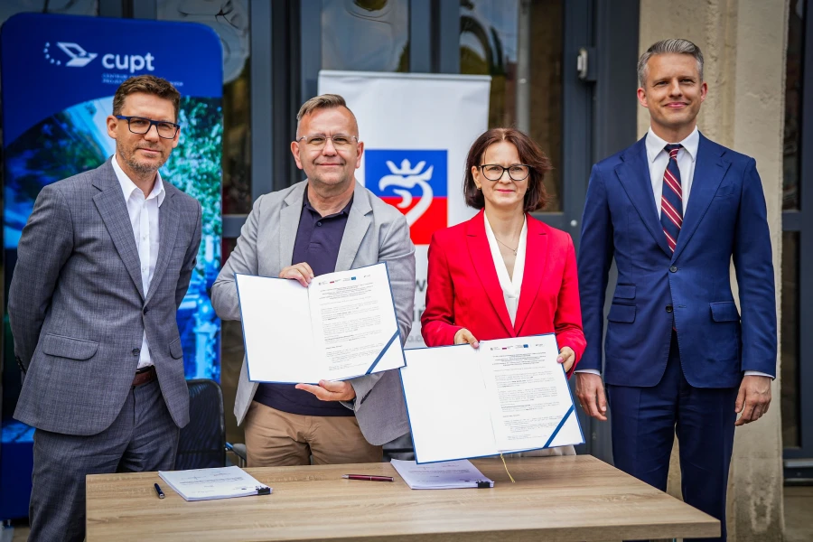 Moment podpisania umowy w sprawie dofinansowania zakupu tramwajów Moderus Gamma. Moment podpisania umowy w sprawie dofinansowania zakupu tramwajów Moderus Gamma.