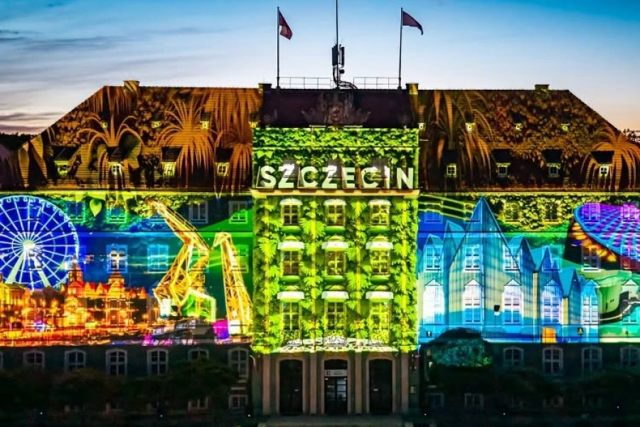Pokaz Video-Mapping na fasadzie budynku Urzędu Miasta Szczecin. Pokaz Video-Mapping na fasadzie budynku Urzędu Miasta Szczecin.