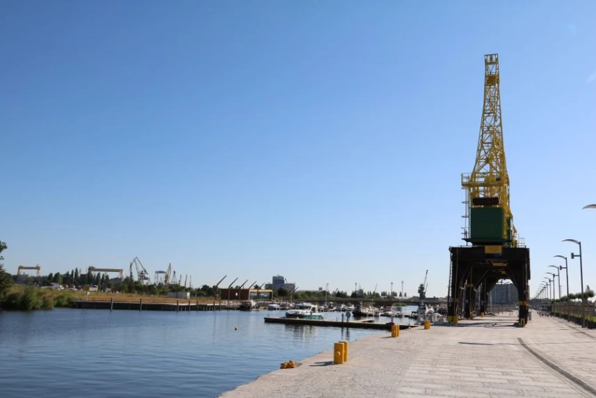 Niemiecki lodołamacz zacumuje przy Dźwigozaurach Niemiecki lodołamacz zacumuje przy Dźwigozaurach