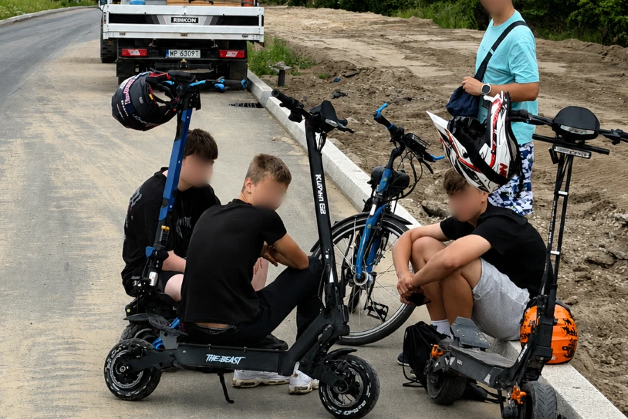 W ostatnich dniach na placu budowy Trasy Północnej coraz częściej widać osoby, które absolutnie nie powinny się tam znaleźć. W ostatnich dniach na placu budowy Trasy Północnej coraz częściej widać osoby, które absolutnie nie powinny się tam znaleźć.