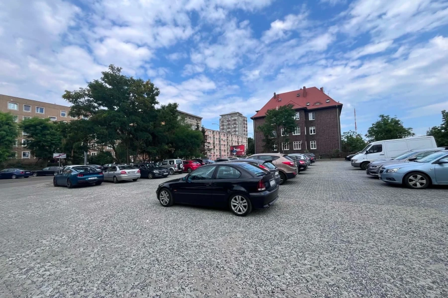 Zaparkowane samochody na wyremontowanym placu Zaparkowane samochody na wyremontowanym placu
