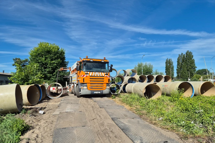 Samochód ciężarowy na drodze dojazdowej. Samochód ciężarowy na drodze dojazdowej.