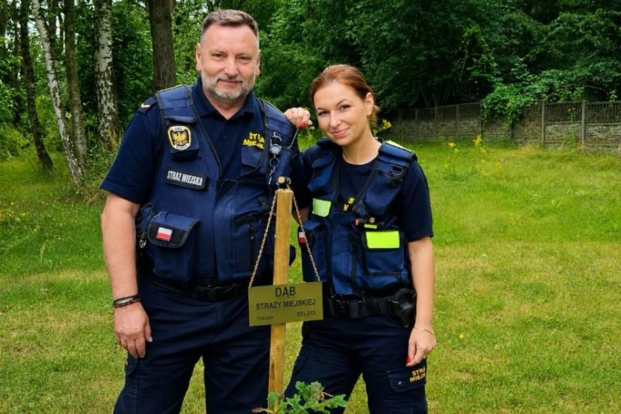 Sadzenie drzew przez strażników miejskich Sadzenie drzew przez strażników miejskich