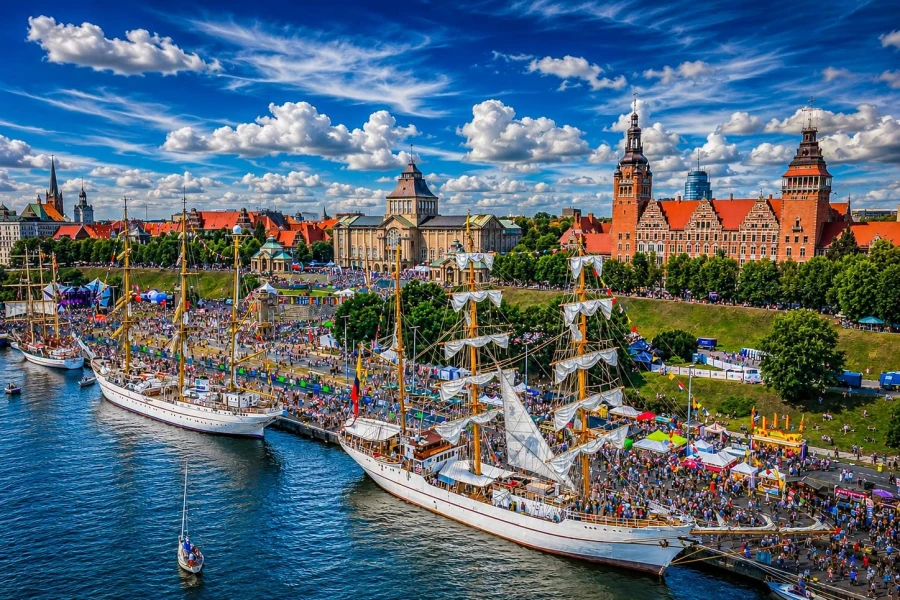 Żaglowce przy Wałach Chrobrego w Szczecinie. Żaglowce przy Wałach Chrobrego w Szczecinie.