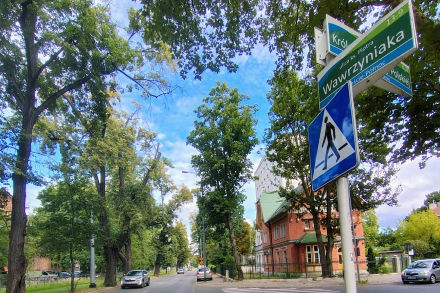 Przez ulicę Wawrzyniaka w jednym kierunku Przez ulicę Wawrzyniaka w jednym kierunku