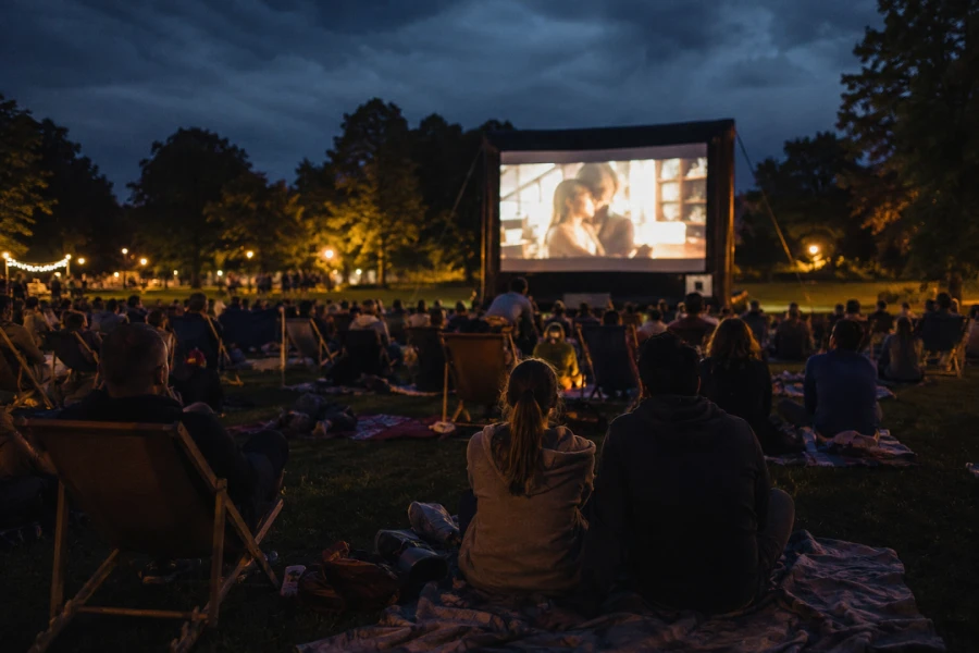 Nie trzeba czekać na weekend, żeby zrobić sobie małe filmowe wakacje!
