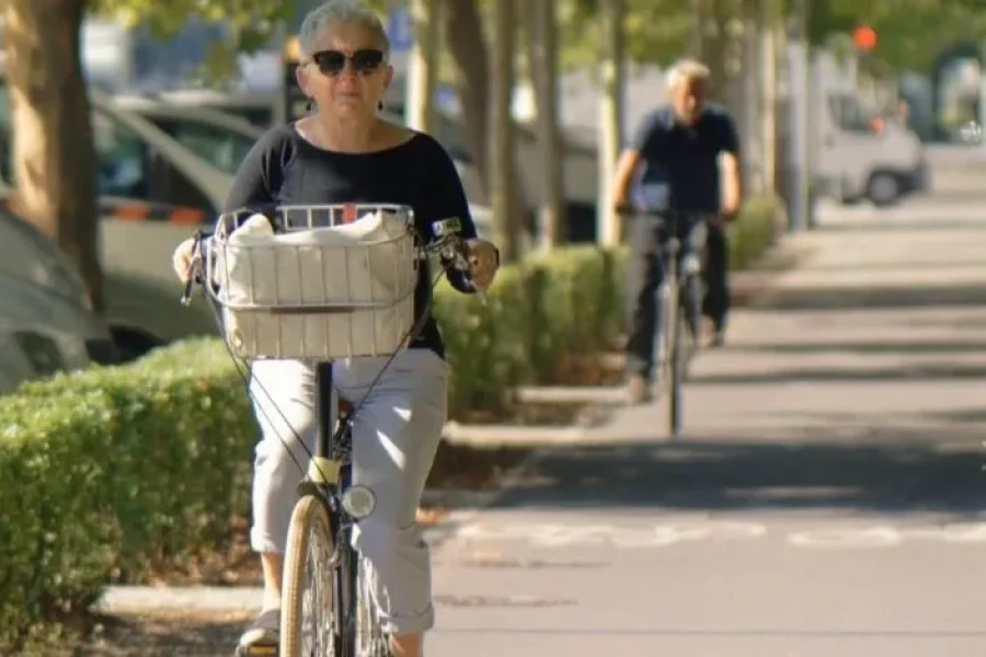 Kobieta jadąca na rowerze. Kobieta jadąca na rowerze.