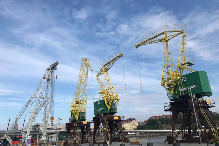 Pływający dźwig zacumował w sąsiedztwie Dźwigozaurów