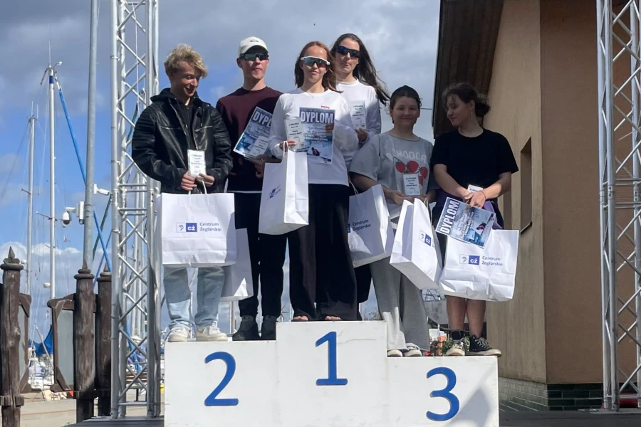 Młodzi żeglarze na podium Młodzi żeglarze na podium