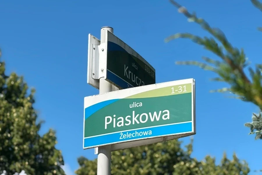 Zakończenie prac wodociągowych. Bez utrudnień na Narutowicza, Kruczej i Rostockiej (znak drogowy z nazwą ulic) Zakończenie prac wodociągowych. Bez utrudnień na Narutowicza, Kruczej i Rostockiej (znak drogowy z nazwą ulic)