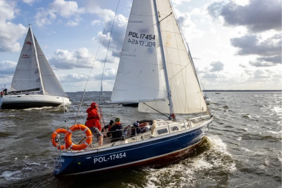 Jesienne regaty na Zalewie Szczecińskim, czyli Oderman Cup na horyzoncie (żaglówki na jeziorze) Jesienne regaty na Zalewie Szczecińskim, czyli Oderman Cup na horyzoncie (żaglówki na jeziorze)