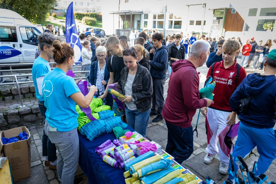 Chwytaki w dłoń i ruszamy! Uczniowie SP 23 posprzątają Szczecin z EcoGeneratorem (uczniowie i nauczyciele odbierający worki na śmieci)