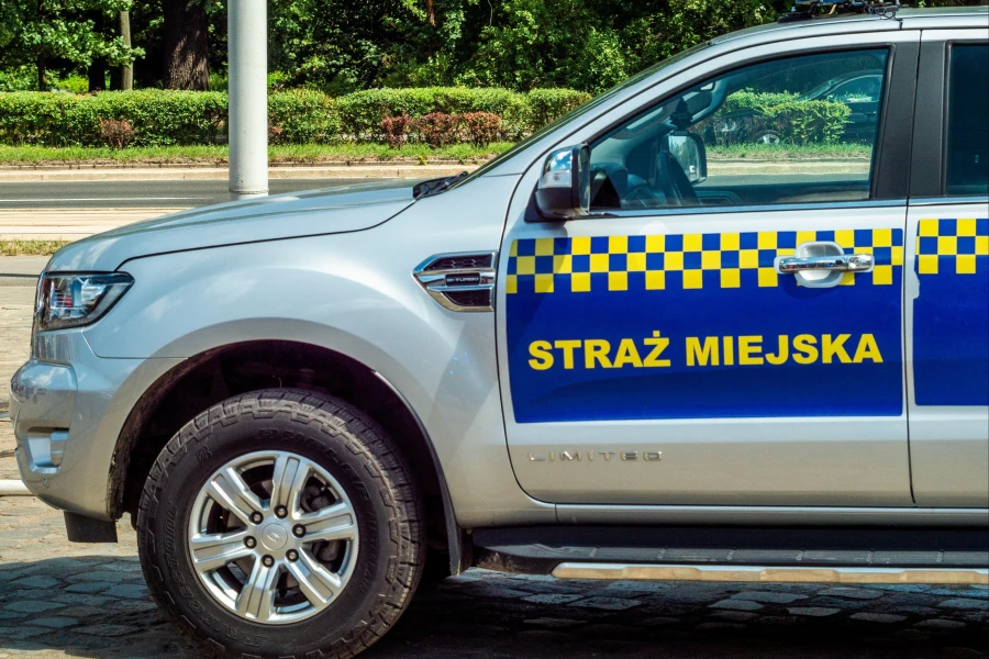 Samochód straży miejskiej.