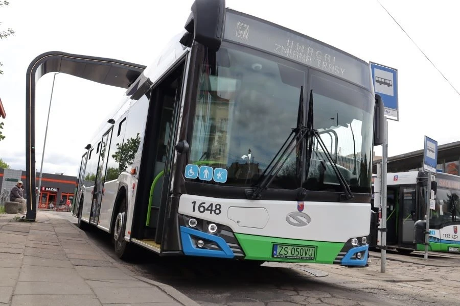 Autobus elektryczny w czasie ładowania Autobus elektryczny w czasie ładowania