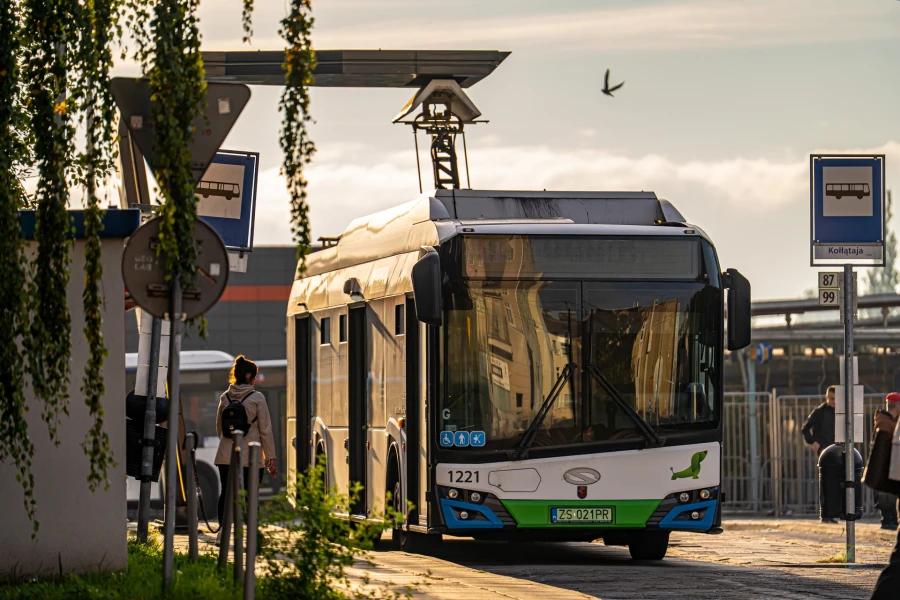 Autobus elektryczny podczas ładowania Autobus elektryczny podczas ładowania