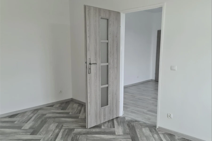 Mieszkanie. W centralnym punkcie znajdują się drzwi pokojowe. Mieszkanie. W centralnym punkcie znajdują się drzwi pokojowe.