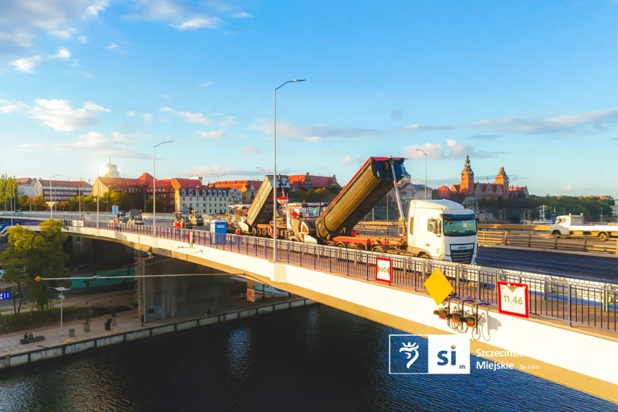 Samochody ciężarowe na Trasie Zakowej. Samochody ciężarowe na Trasie Zakowej.