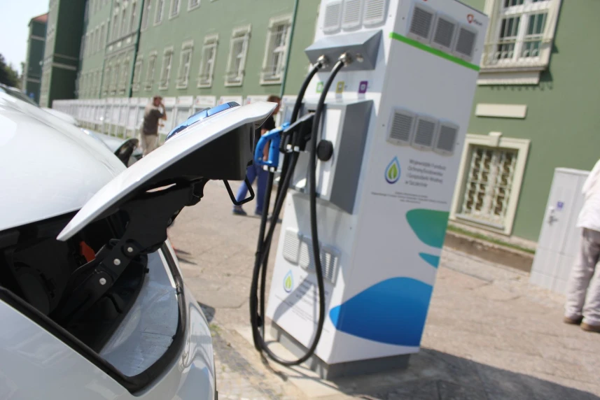 Pierwsze stacje ładowania elektryków działają