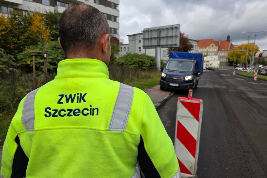 Pracownicy terenowi Zakładu Wodociągów i Kanalizacji w Szczecinie stopniowo otrzymują nową odzież roboczą w kolorze granatowym z żółtymi elementami ostrzegawczymi.