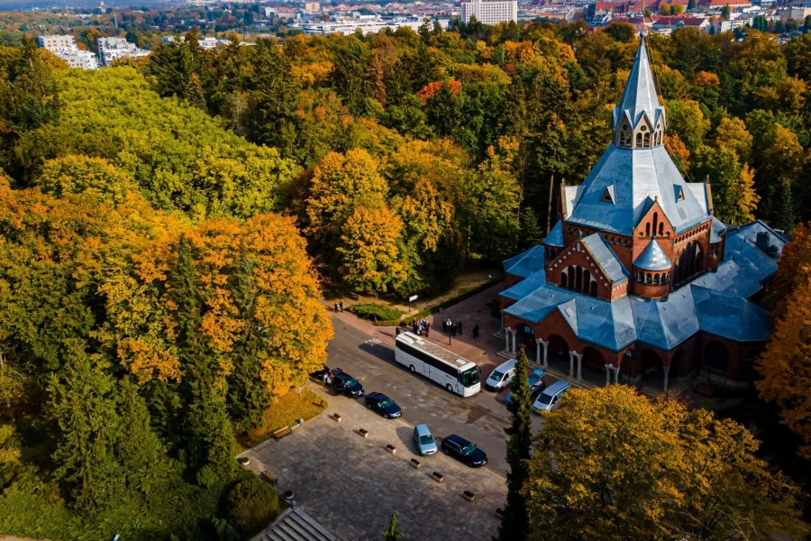 Wszystkich Świętych: Którymi liniami i w które dni dojechać na cmentarze? (cmentarz centralny, kaplica)