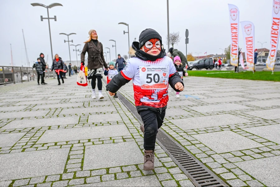 Chłopiec ubrany w biało-czerwoną koszulkę w czasie biegu. Chłopiec ubrany w biało-czerwoną koszulkę w czasie biegu.