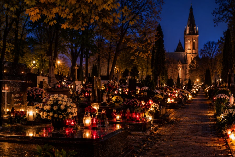 Wszystkich Świętych 2026. Planowane działania Straży Miejskiej (zdjęcie grobów z kwiatami i zniczami nocą) Wszystkich Świętych 2026. Planowane działania Straży Miejskiej (zdjęcie grobów z kwiatami i zniczami nocą)