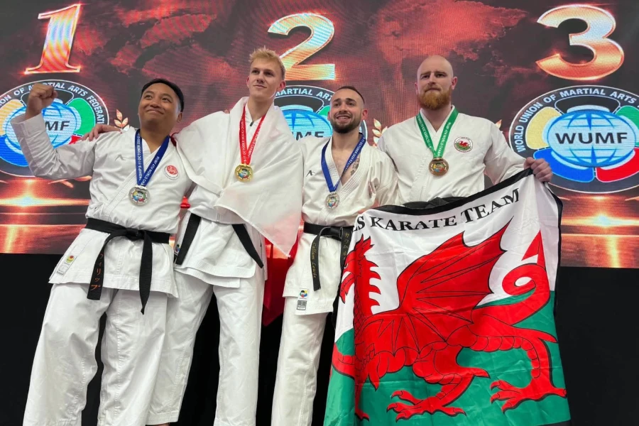 Karatecy na podium z medalami. Karatecy na podium z medalami.