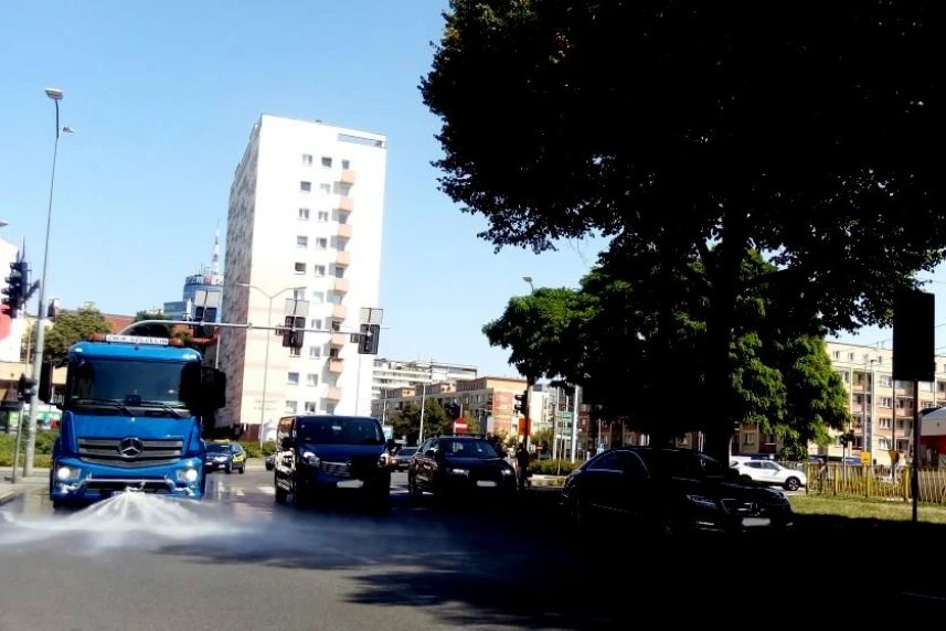 Polewaczki w centrum miasta