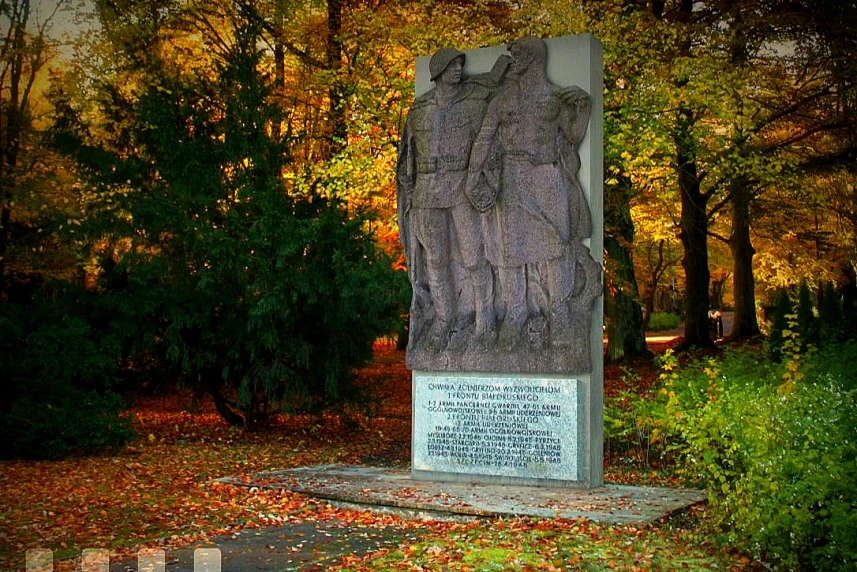 Fragment Pomnika Wdzięczności trafi na Cmentarz Centralny