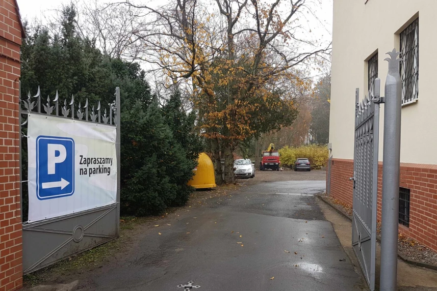 Duży parking przy Cmentarzu Centralnym i pierwsze mandaty
