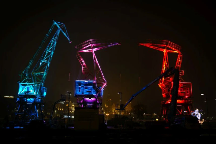 Pokaz iluminacji Dźwigozaurów