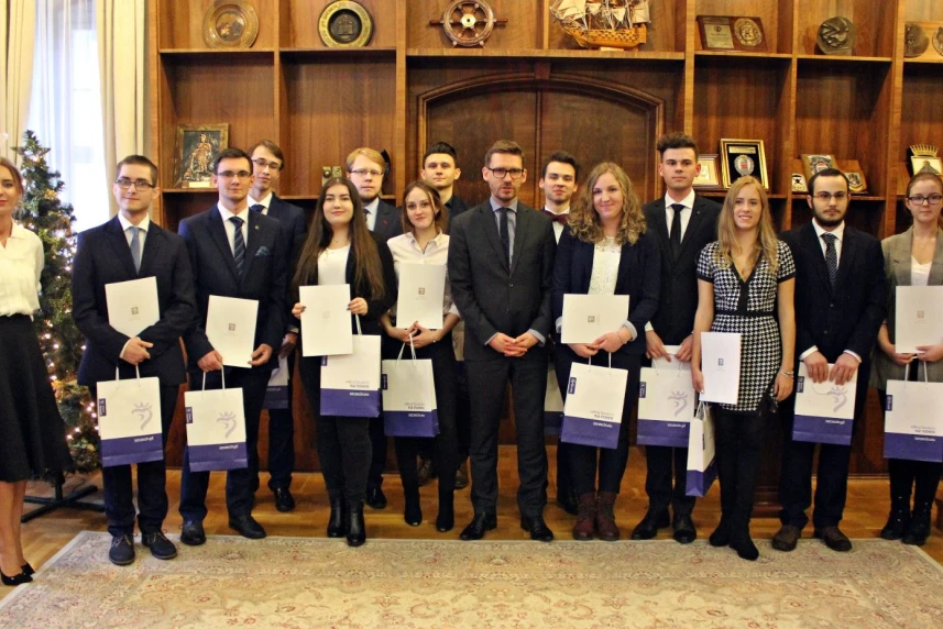 Najlepsi absolwenci otrzymali stypendia Najlepsi absolwenci otrzymali stypendia