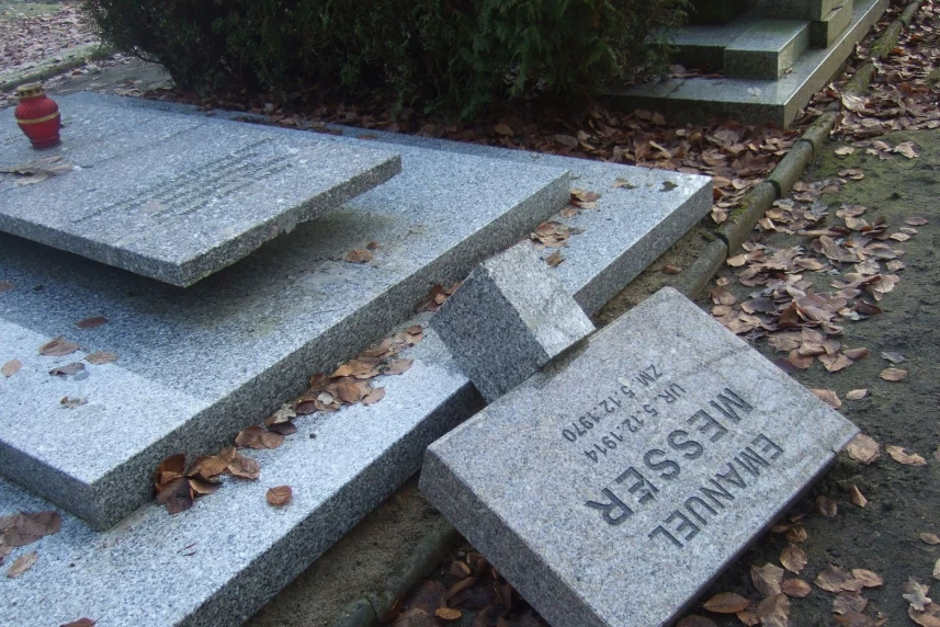 Zniszczyli kilkanaście nagrobków na Cmentarzu Centralnym