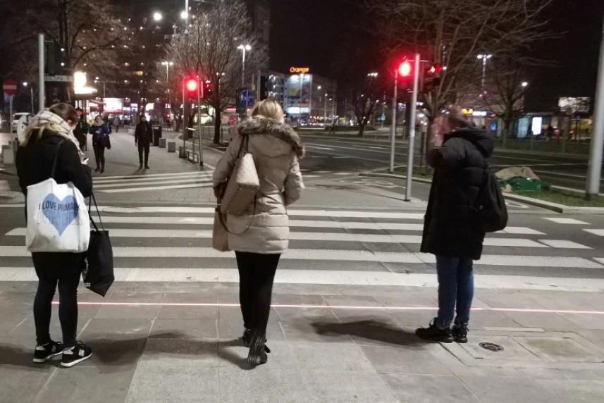 Świetlne miecze w zatopione chodniku Świetlne miecze w zatopione chodniku