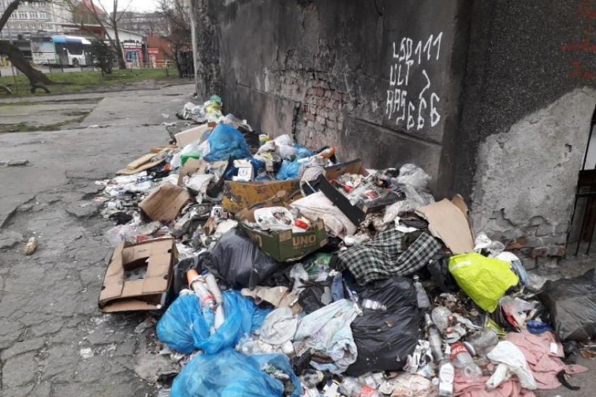 Podrzucał śmieci, wpadł na gorącym uczynku. Teraz słono zapłaci