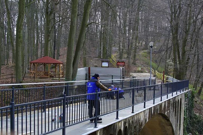 Mostek nad jeziorem Szmaragdowym się zmienia Mostek nad jeziorem Szmaragdowym się zmienia