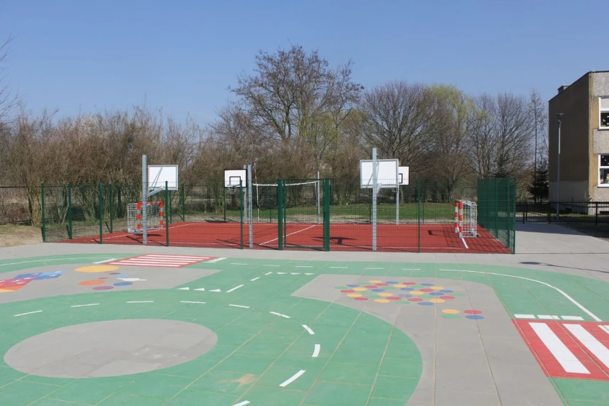 Przedszkolaki z nowym boiskiem