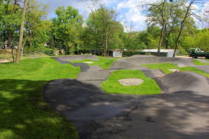 Pumptrack dedykowany jest amatorom terenowej jazdy na rowerze