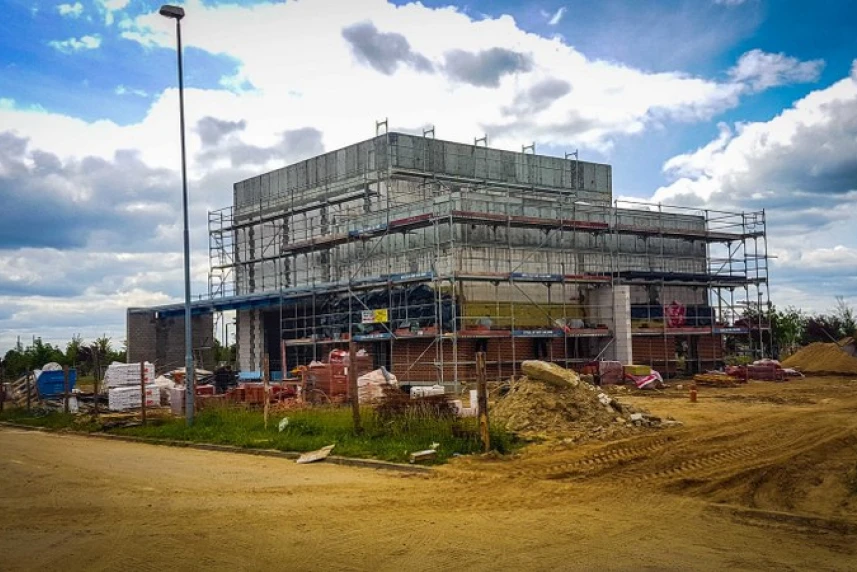 Wieści z budowy: Na kaplicy pojawia się elewacja