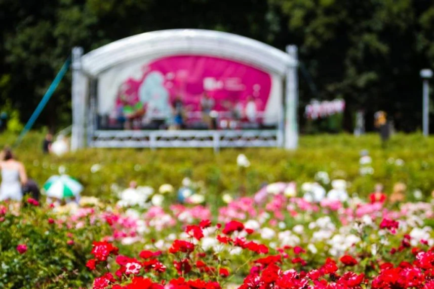 Poezja, muzyka i tańce. Zaproszenie do Różanego Ogród Sztuki Poezja, muzyka i tańce. Zaproszenie do Różanego Ogród Sztuki